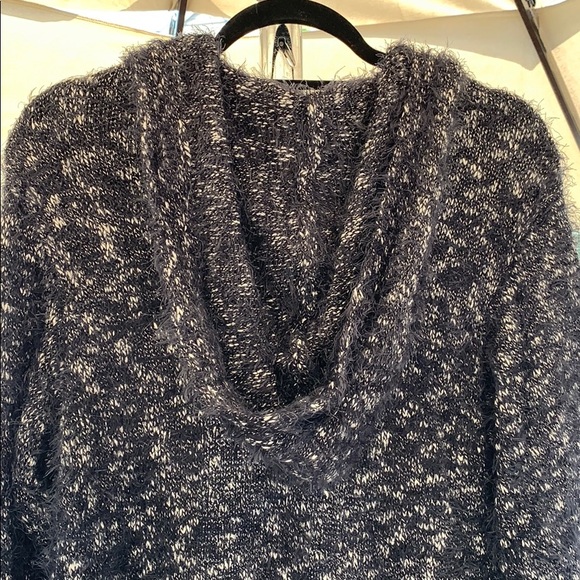 Long hooded cardigan. - Picture 2 of 4